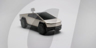 La société de voitures électriques Tesla du milliardaire Elon Musk a dévoilé une nouvelle version de son Cybertruck angulaire qui fonctionne comme une horloge.