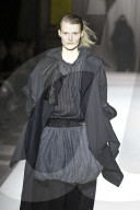 Défilé "Yohji Yamamoto" Collection Prêt-à-Porter Automne/Hiver 2025-2026" lors de la Fashion Week de Paris (PFW)