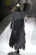 Défilé "Yohji Yamamoto" Collection Prêt-à-Porter Automne/Hiver 2025-2026" lors de la Fashion Week de Paris (PFW)