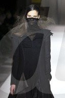 Défilé "Yohji Yamamoto" Collection Prêt-à-Porter Automne/Hiver 2025-2026" lors de la Fashion Week de Paris (PFW)