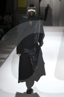 Défilé "Yohji Yamamoto" Collection Prêt-à-Porter Automne/Hiver 2025-2026" lors de la Fashion Week de Paris (PFW)
