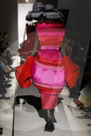 MODE - Paris Fashion Week Herbst/Winter 2025/2026: Comme des Garcons