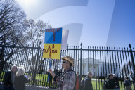 View Out Side On The White House With Tourists 