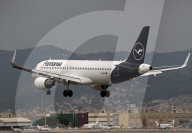 Diverse aircraft landing in Barcelona
