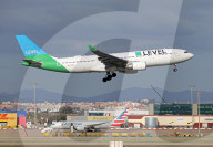 Diverse aircraft landing in Barcelona