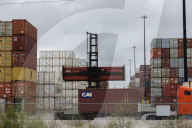 U.S. Consumers Grapple With Trump’s Looming Import Tariffs 