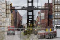 U.S. Consumers Grapple With Trump’s Looming Import Tariffs 