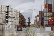 U.S. Consumers Grapple With Trump’s Looming Import Tariffs 