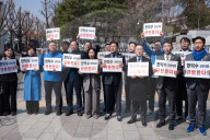 Democratic Party Lawmakers Criticize Han Duck-soo For Vetoing Commercial Law Amendment