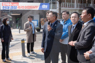 Democratic Party Lawmakers Criticize Han Duck-soo For Vetoing Commercial Law Amendment