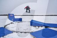 DIY Eiskarussell: Die kanadische Skateboard-Legende Ryan Decenzo hat mit seinem Team die eisige Fläche des Coon Lake in Minnesota in einen einzigartigen rotierenden Skatepark verwandelt