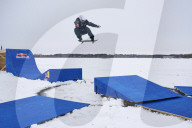 DIY Eiskarussell: Die kanadische Skateboard-Legende Ryan Decenzo hat mit seinem Team die eisige Fläche des Coon Lake in Minnesota in einen einzigartigen rotierenden Skatepark verwandelt