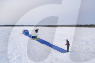 DIY Eiskarussell: Die kanadische Skateboard-Legende Ryan Decenzo hat mit seinem Team die eisige Fläche des Coon Lake in Minnesota in einen einzigartigen rotierenden Skatepark verwandelt