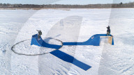 DIY Eiskarussell: Die kanadische Skateboard-Legende Ryan Decenzo hat mit seinem Team die eisige Fläche des Coon Lake in Minnesota in einen einzigartigen rotierenden Skatepark verwandelt