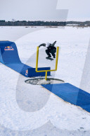 DIY Eiskarussell: Die kanadische Skateboard-Legende Ryan Decenzo hat mit seinem Team die eisige Fläche des Coon Lake in Minnesota in einen einzigartigen rotierenden Skatepark verwandelt