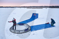 DIY Eiskarussell: Die kanadische Skateboard-Legende Ryan Decenzo hat mit seinem Team die eisige Fläche des Coon Lake in Minnesota in einen einzigartigen rotierenden Skatepark verwandelt