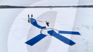DIY Eiskarussell: Die kanadische Skateboard-Legende Ryan Decenzo hat mit seinem Team die eisige Fläche des Coon Lake in Minnesota in einen einzigartigen rotierenden Skatepark verwandelt