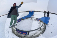DIY Eiskarussell: Die kanadische Skateboard-Legende Ryan Decenzo hat mit seinem Team die eisige Fläche des Coon Lake in Minnesota in einen einzigartigen rotierenden Skatepark verwandelt
