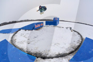 DIY Eiskarussell: Die kanadische Skateboard-Legende Ryan Decenzo hat mit seinem Team die eisige Fläche des Coon Lake in Minnesota in einen einzigartigen rotierenden Skatepark verwandelt