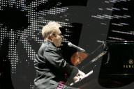 Elton John plays San Jose, 2006