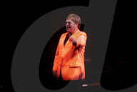 Elton John plays Sacramento, 2001