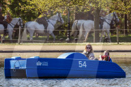 Londoners Enkoy Hottest Day of the Year
