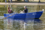 Londoners Enkoy Hottest Day of the Year