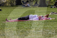 Londoners Enkoy Hottest Day of the Year