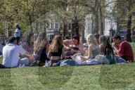 Londoners Enkoy Hottest Day of the Year
