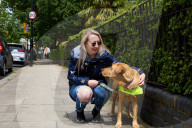Emma hat 'nen Blindenhund: Emma Norman aus Biggleswade hat die ZSD Augenerkrankung und ist auf ihren Assistenzhund Archie angewiesen