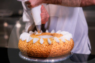 Aus Forschung und Wissenschaft: Italienische und Schweizer Wissenschaftler und Köche kreieren eine durch den EU RoboFood Finanzfond geförderte vollständig essbare KI Hochzeitstorte