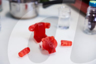 Aus Forschung und Wissenschaft: Italienische und Schweizer Wissenschaftler und Köche kreieren eine durch den EU RoboFood Finanzfond geförderte vollständig essbare KI Hochzeitstorte