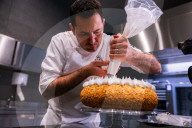 Aus Forschung und Wissenschaft: Italienische und Schweizer Wissenschaftler und Köche kreieren eine durch den EU RoboFood Finanzfond geförderte vollständig essbare KI Hochzeitstorte