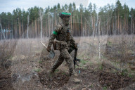 18 to 24 year old volunteers train in Ukrainian army