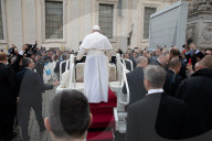 NEWS - Papst Franziskus gestorben (Archiv): Schweizergarde im Einsatz beim Personenschutz im Vatikan 2019