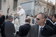 NEWS - Papst Franziskus gestorben (Archiv): Schweizergarde im Einsatz beim Personenschutz im Vatikan 2019