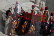 NEWS - Tod von Papst Franziskus : Überführung des Sarges in den Petersdom