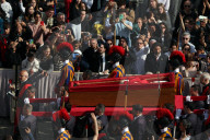NEWS - Tod von Papst Franziskus : Überführung des Sarges in den Petersdom