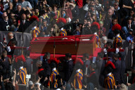 NEWS - Tod von Papst Franziskus : Überführung des Sarges in den Petersdom