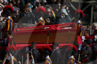 NEWS - Tod von Papst Franziskus : Überführung des Sarges in den Petersdom