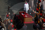 NEWS - Tod von Papst Franziskus : Überführung des Sarges in den Petersdom