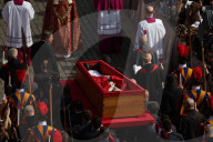 NEWS - Tod von Papst Franziskus : Überführung des Sarges in den Petersdom