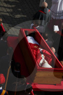 NEWS - Tod von Papst Franziskus : Überführung des Sarges in den Petersdom