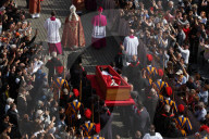 NEWS - Tod von Papst Franziskus : Überführung des Sarges in den Petersdom