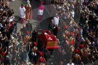 NEWS - Tod von Papst Franziskus : Überführung des Sarges in den Petersdom