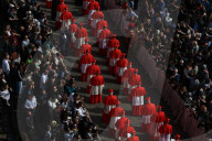 NEWS - Tod von Papst Franziskus : Überführung des Sarges in den Petersdom
