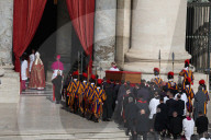 NEWS - Tod von Papst Franziskus : Überführung des Sarges in den Petersdom