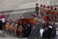 NEWS - Tod von Papst Franziskus : Überführung des Sarges in den Petersdom