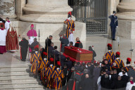 NEWS - Tod von Papst Franziskus : Überführung des Sarges in den Petersdom