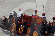 NEWS - Tod von Papst Franziskus : Überführung des Sarges in den Petersdom